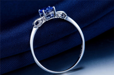 定制專屬璀璨 佐卡伊珠寶白18K金藍(lán)寶石鉆石戒指賞析